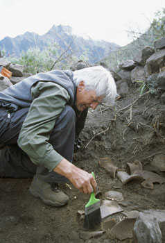 Peter Frost, limpiando vasijas incas. El lugar alberga material de dos diferentes períodos. (Foto: National Geographic)