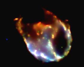 La imagen de la NASA muestra el remanente de la explosión de una estrella en la galaxia Gran Nube Magallánica (180.000 años luz de la Tierra). Los colores representan rangos de rayos X. Rojo, verde y azul equivalen a la baja, media y alta energía de los rayos X. (Fuente: AFP)
