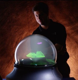 Perspecta es un nuevo proyector 3D, con forma de bola de cristal. En la imagen, un ejemplo de uso militar. (Foto: Actuality Systems)