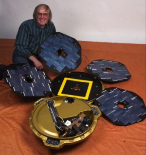 El profesor Colin Pillinger y la Beagle-2 en su versión de mayo de 2002. (Foto: Beagle2)