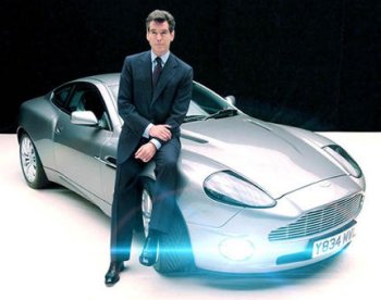El protagonista y su Aston Martin especial