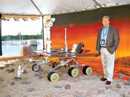 El ingeniero argentino junto al mástil del Rover, que él mismo diseñó. (Foto: La Nación)