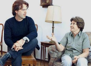 El director del documental, José Luis Cancio, y Elsa Oesterheld.