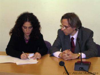 Firma del convenio: Roxana Perazza y Gabriel Guralnik. (Foto: Axxón)