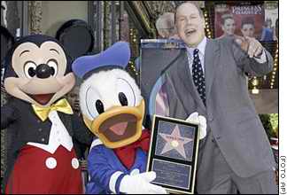 Donald festeja junto a Mickey y Michael Eisner, ejecutivo principal de Disney