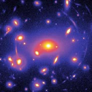 Imágenes de galaxias (del amarillo al rojo) obtenidas
por lente gravitacional y halos de materia oscura agrupada (azul).