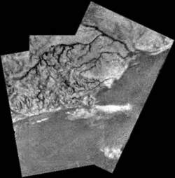Este mosaico realizado a partir de tres imgenes
obtenidas por la sonda Huygens muestra un área de crestas altas en la que se produce el flujo de material hacia un canal más ancho, situado en la parte superior
derecha de la imagen.