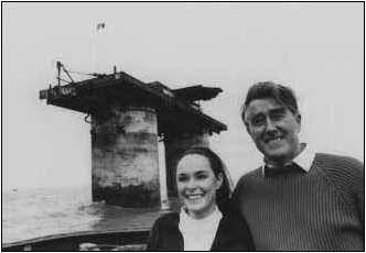 Roy Bates y su mujer, Joan, descubren Roughs Tower y su preciado secreto