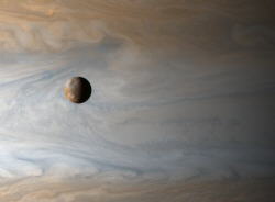 Hermosa imagen de Io sobre Júpiter