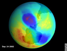 Imagen de satélite del agujero de la capa de ozono sobre la Antártida, en azul oscuro. (Imagen: NASA) 
