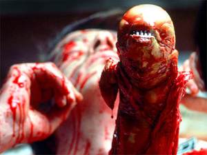 Criatura Alien emergiendo del estómago de John Hurt