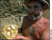 El arqueólogo Georgi Kitov muestra la máscara de oro de 2.400 años de antigüedad