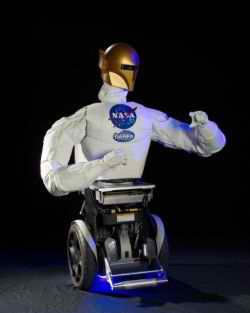 El cuerpo superior de Robonaut B puede ser adosado a una plataforma robótica basada en un Segway a fin de poder conducirse en Tierra (NASA/JSC)