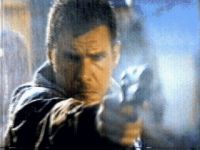 Harrisson Ford, persigue seres artificales rebeldes en un Los Angeles del futuro en Blade Runner.