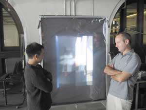 Nguyen y Canny observando una imagen 3D
de un péndulo oscilando desde ángulos opuestos.
La imagen no es claramente visible en la foto (David Pescovitz)