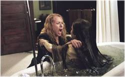 Rachel Keller (NAOMI WATTS) pelea con Samara (KELLY STABLES).