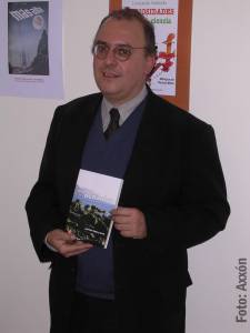 Luis Pestarini y el primero de los libros de Ediciones Cuasar.