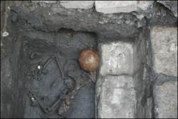 El esqueleto de un niño de unos 5 años descubierto en el azteca Templo Mayor de México, el viernes 22 de julio de 2005. (Foto: AFP)