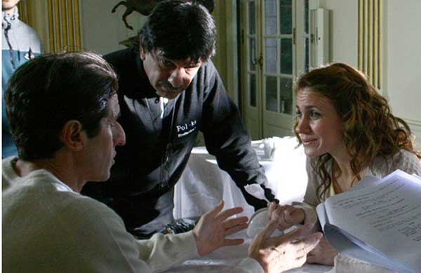Peretti, con bata de paciente, Nancy Dupláa, su mujer, y un asistente, durante la grabación