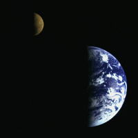 La Luna y la Tierra
desde un satélite. 
Pique para ampliar